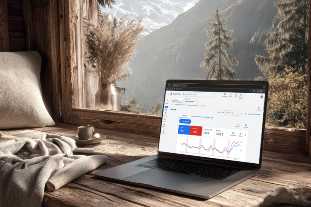 Laptop mit Google Ads Auswertung vor Bergpanorama – Analyse von Google Ads KPIs und Kampagnenleistung